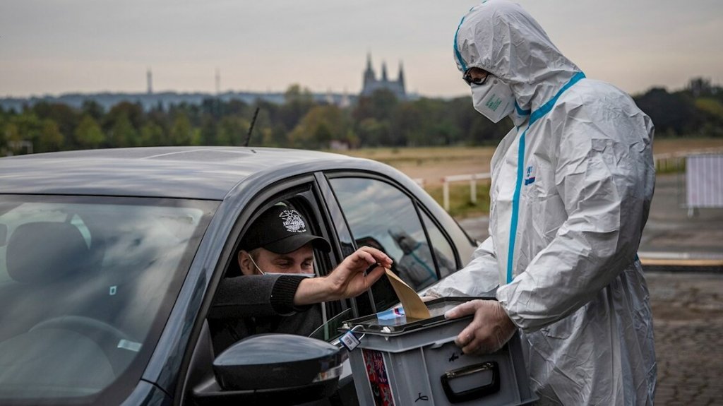  Los positivos por COVID votan desde el coche para elecciones al Senado checo 