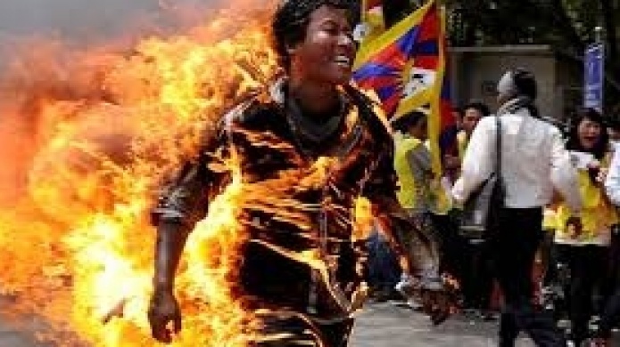 Video: Encuentran en la India el cuerpo de un joven tibetano quemado