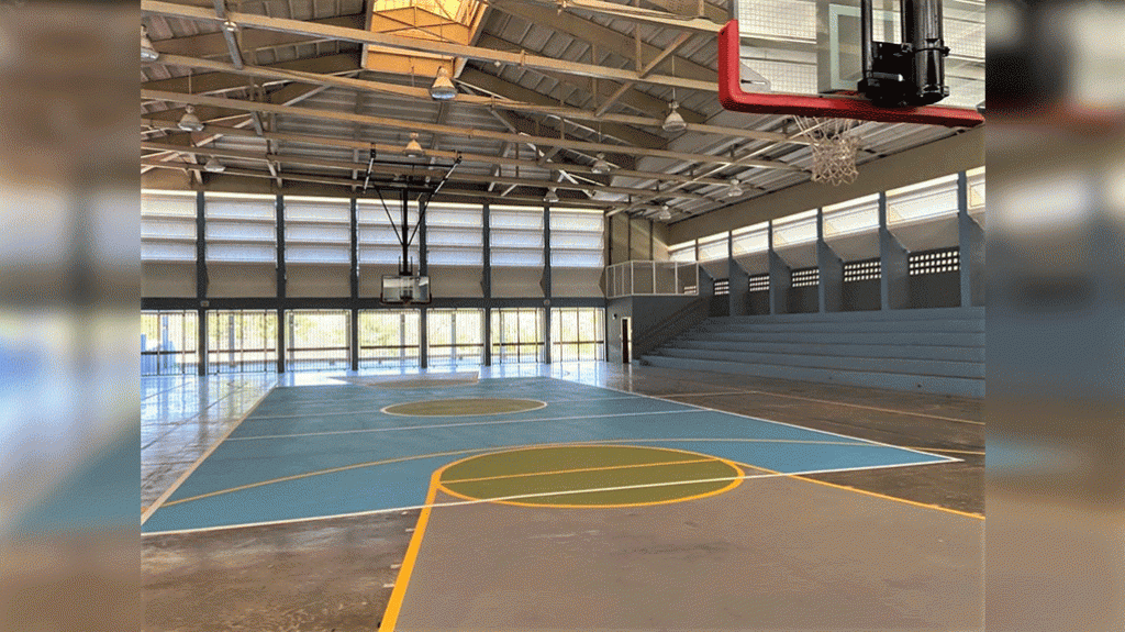  Voluntarios rehabilitan cancha de baloncesto en escuela de Utuado 