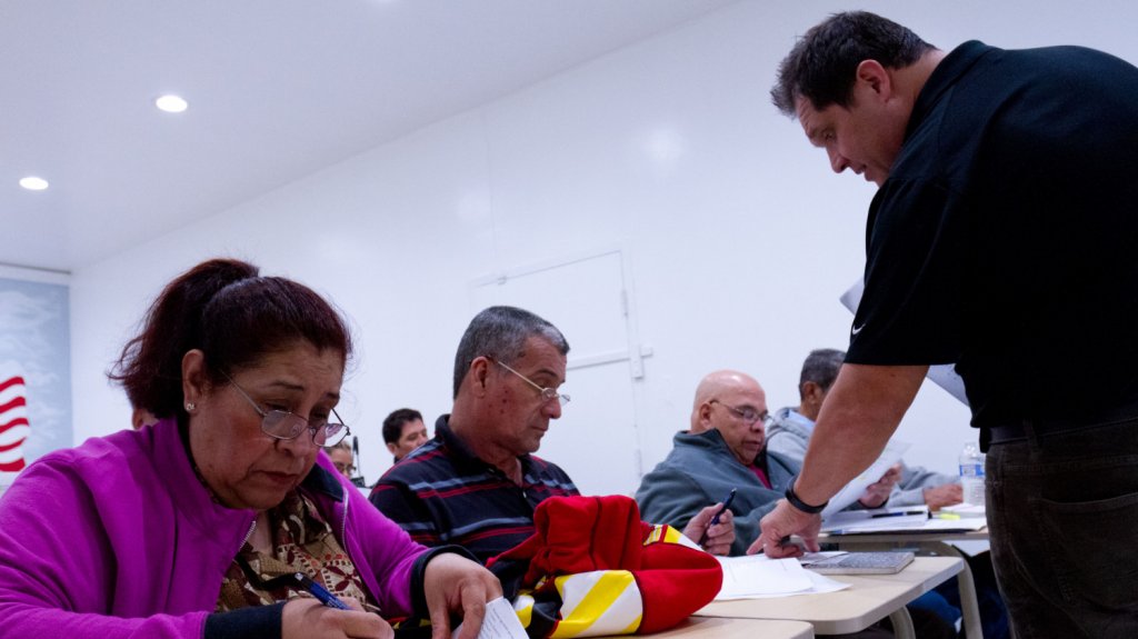  Acuerdan proveer int&eacute;rpretes a padres que no hablen ingl&eacute;s en Charleston 