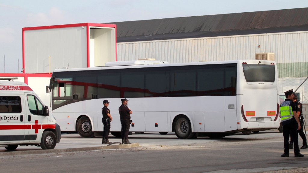  Llega a Houston el primer autob&uacute;s con ni&ntilde;as que llegaron solas a la frontera 