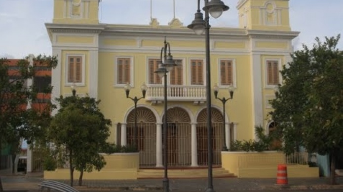 Critican falla en las prioridades en presupuesto municipal de Isabela por reducciÃ³n de jornada laboral