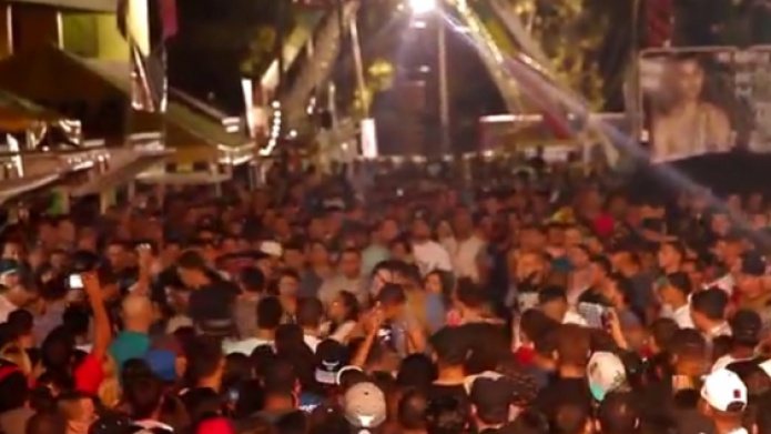 Video: Pelea en las patronales de MayagÃ¼ez, pero el cantante Farruko "A lo Boricua" la detuvo

