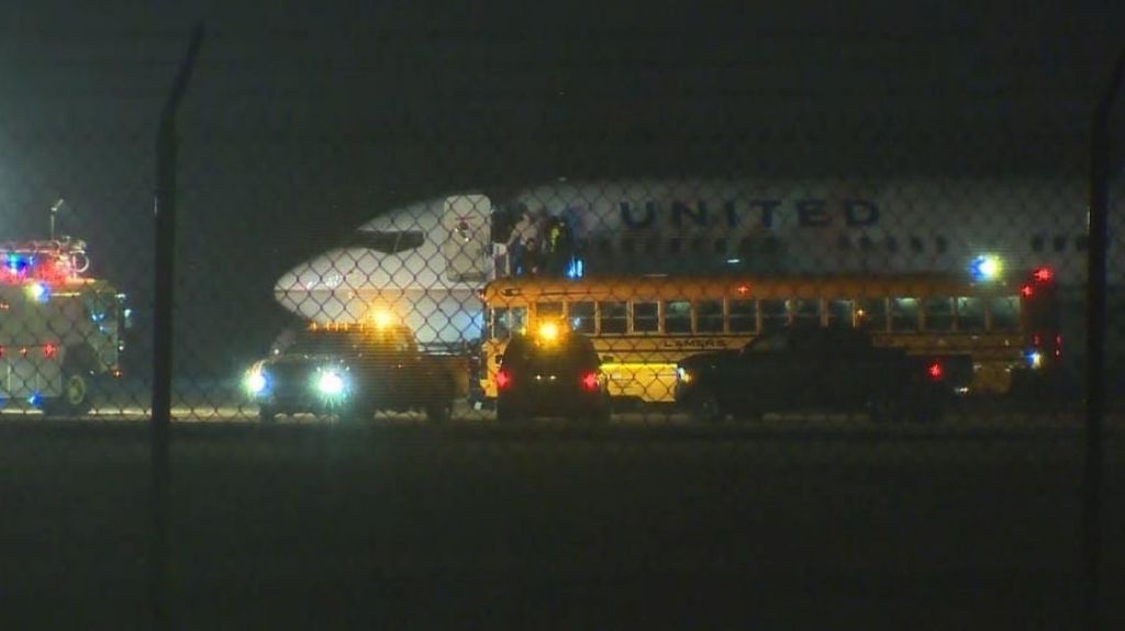  Un avi&oacute;n de United Airlines se sale de la pista en un aeropuerto de Wisconsin 