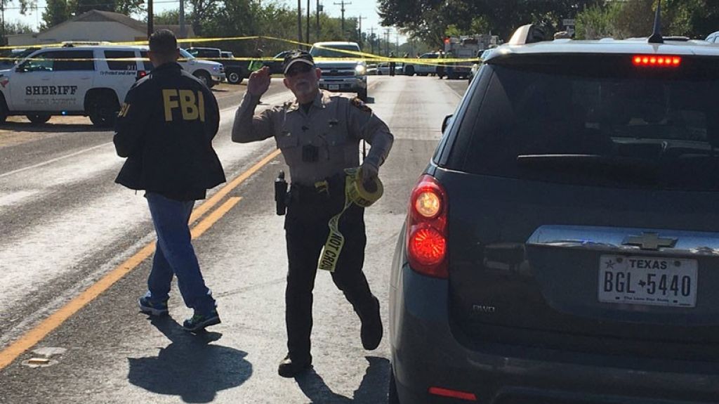 Video: Un hombre armado entra una iglesia de Texas y mata a mÃ¡s de veinte personas