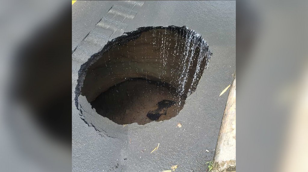  Alertan sobre enorme cr&aacute;ter en la PR-30 