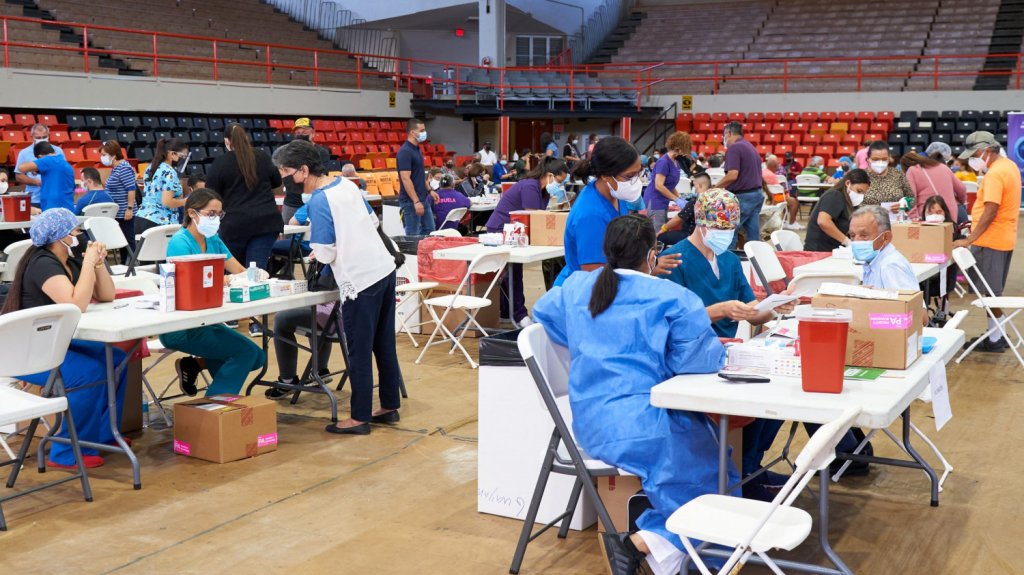  Cientos de adultos mayores y personas con síndrome de Down se vacunan en San Germán 