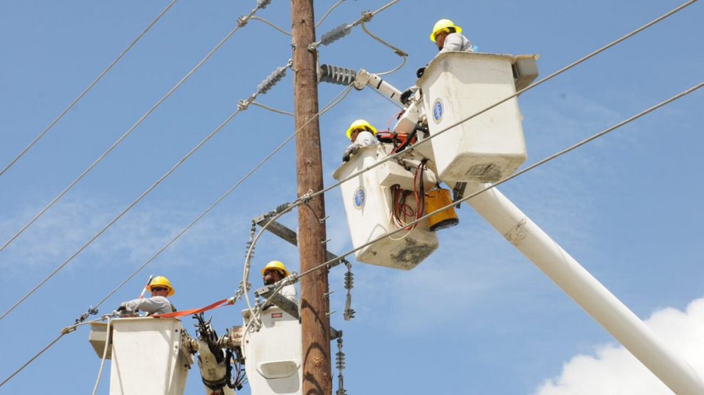  Asignan dinero para contrataci&oacute;n de empresas el&eacute;ctricas municipales con el fin de trabajar en la restauraci&oacute;n del servicio el&eacute;ctrico ante incremento de apagones y temorada de huracanes 