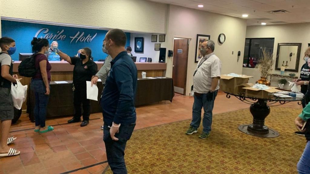  Desalojan unas 53 personas para reubicarlas usando protocolo de Covid-19 en un hotel de Ponce 