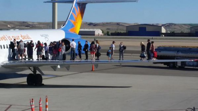 Pasajeros se refugian en el ala del aviÃ³n tras notar olor a combustible