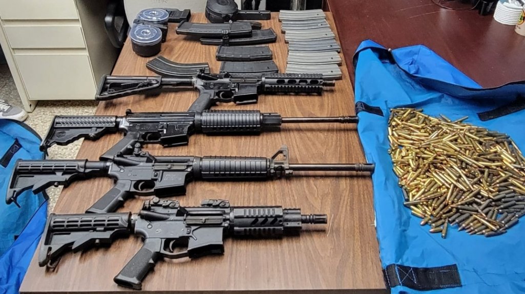  Polic&iacute;a en Arecibo se topa con un hombre que cargaba 4 rifles en un bulto 