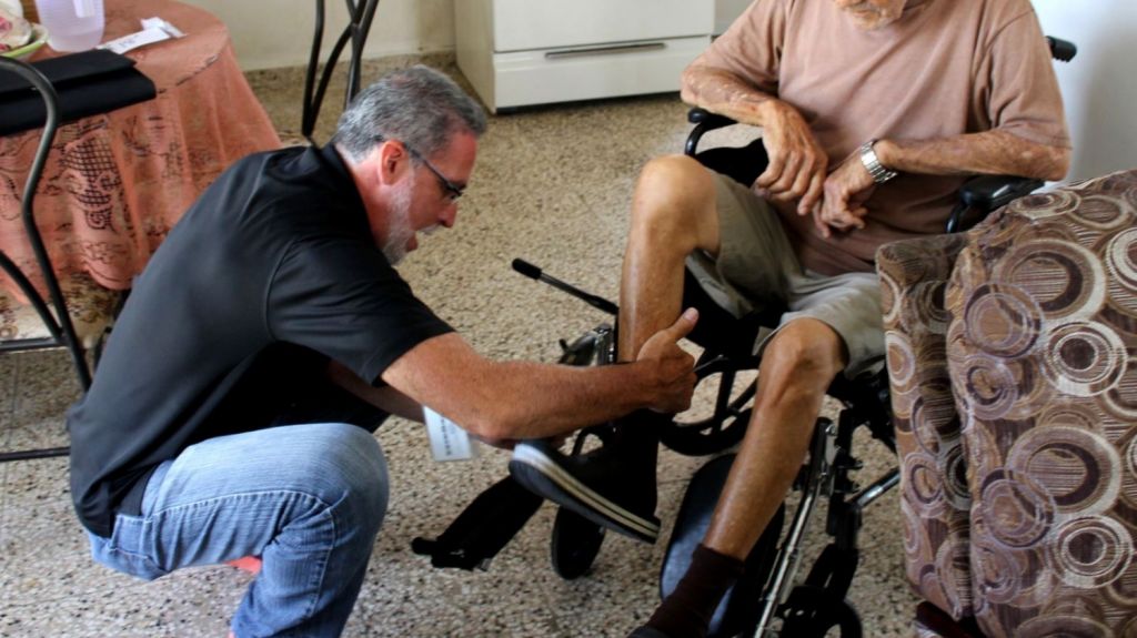 Programa de Asistencia TecnolÃ³gica de la UPR entrega equipos mÃ©dicos a personas con impedimentos en Humacao