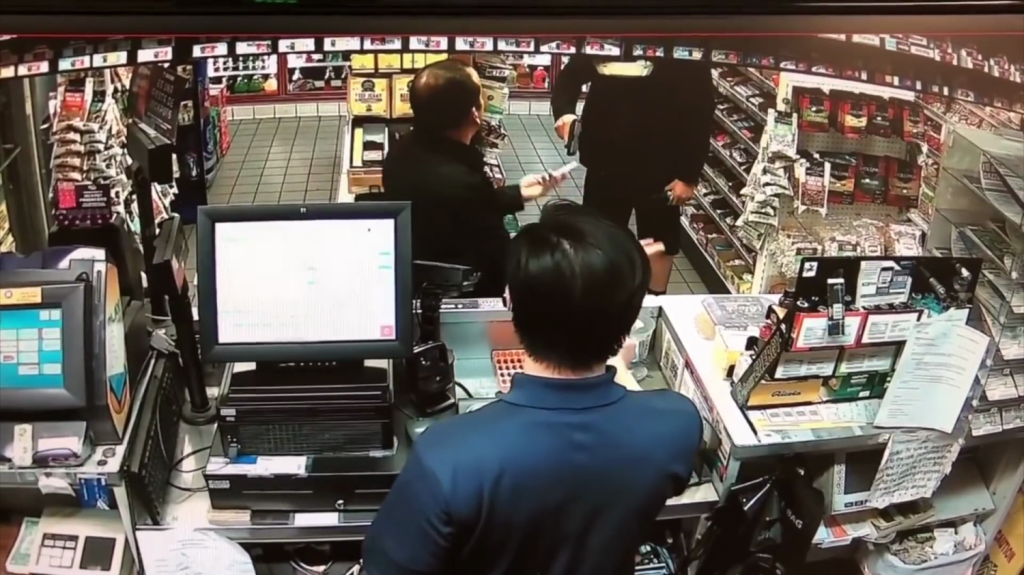  Video:Compra Mentos en una tienda y un polic&iacute;a le apunta con su pistola acus&aacute;ndole de robo 