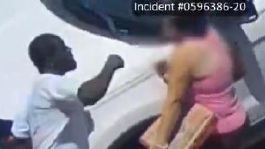  En video momento en que un hombre golpea brutalmente a madre frente a su hijo para robarle 