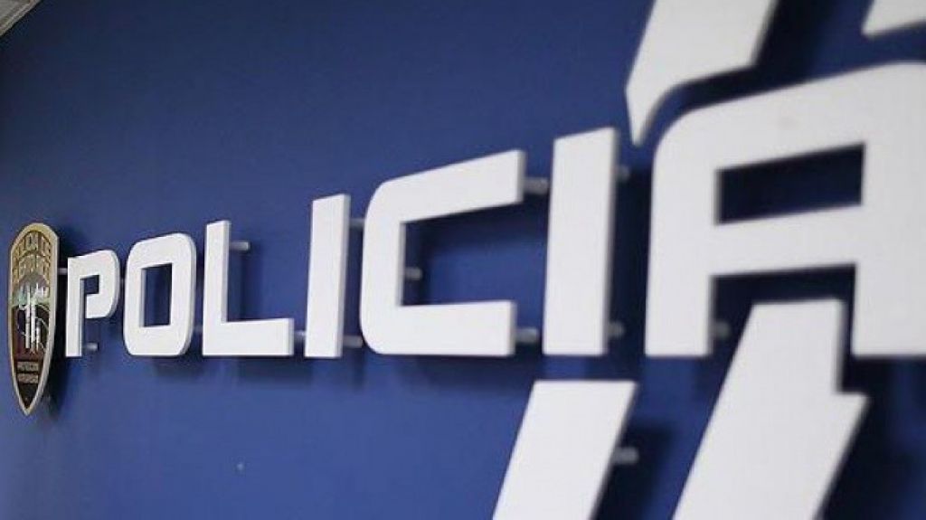  Polic&iacute;as retirados se manifiestan frente al Cuartel General 