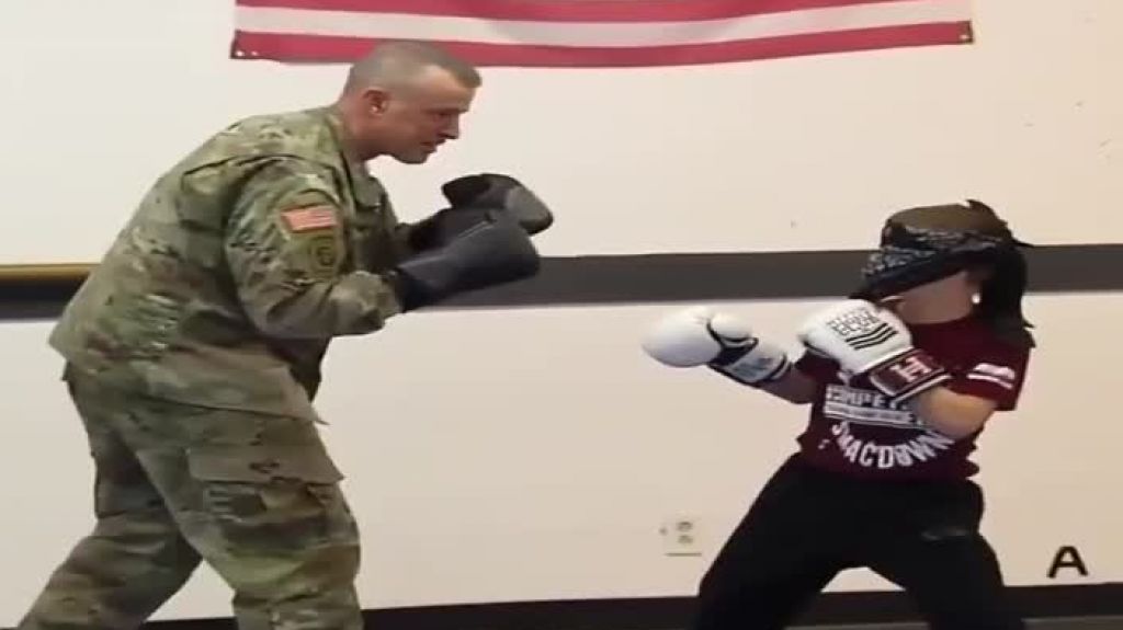  Video: Este ni&ntilde;o no ve&iacute;a a su pap&aacute; hace tiempo y miren la sorpresa que le dieron. 