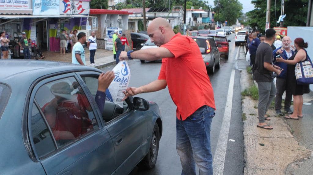  Alcalde de Fajardo entrega bolsas de hielo en comunidades sin luz 
