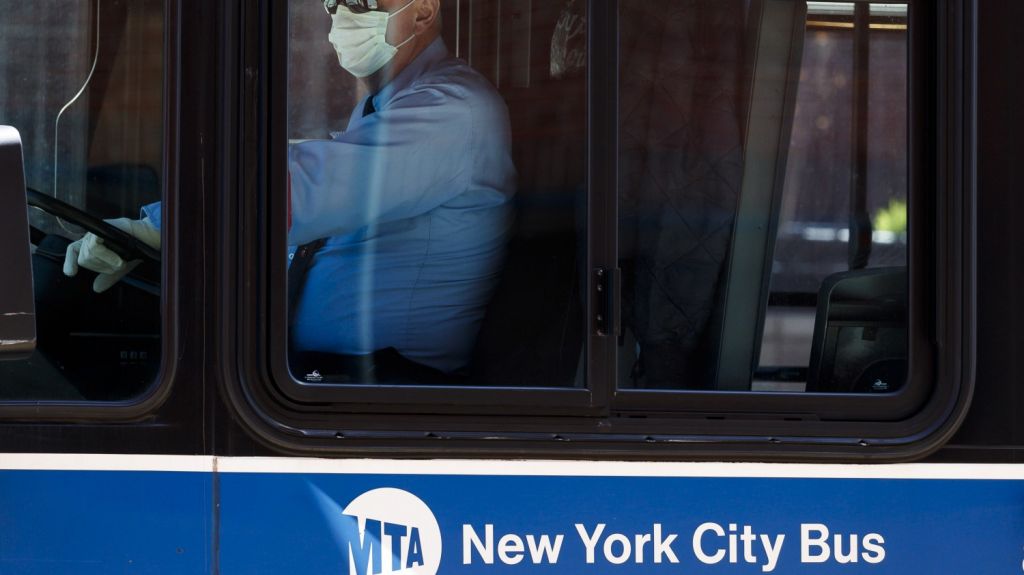  Centenar de empleados de transporte en Nueva York mueren por COVID: "Estamos sufriendo" 