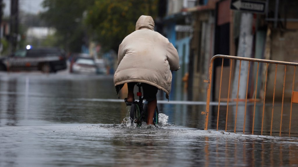  Isa&iacute;as deja en Puerto Rico mucha lluvia y 300.000 sin luz, pero alivia sequ&iacute;a 