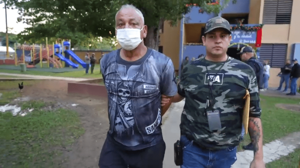  Video del momento en que supuesto l&iacute;der comunitario es arrestado en operativo polic&iacute;aco en residencial de Bayam&oacute;n 