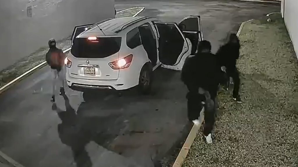  Video de seguridad muestra a 3 sospechosos momentos antes de desatar el tiroteo masivo en Florida que dej&oacute; 2 muertos y 21 heridos 