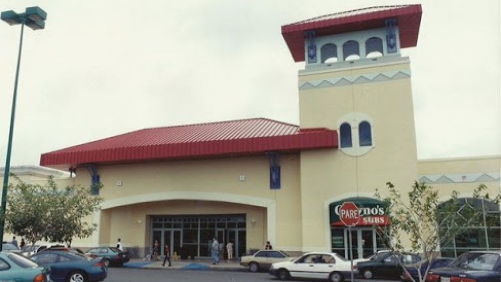  Joven de 24 a&ntilde;os le cae a pu&ntilde;os a su padre en centro comercial de Caguas 