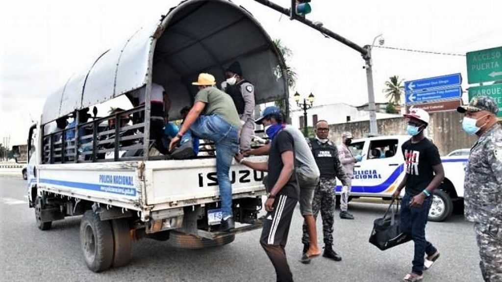  Autoridades ponen a recoger basura a más de 22 mil individuos detenidos por violar el toque de queda 