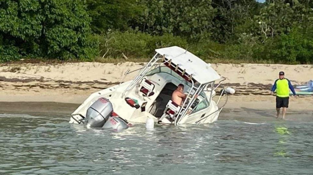  Video: Se le olvid&oacute; ponerle los tapones y se le hundi&oacute; el bote en Cabo Rojo 