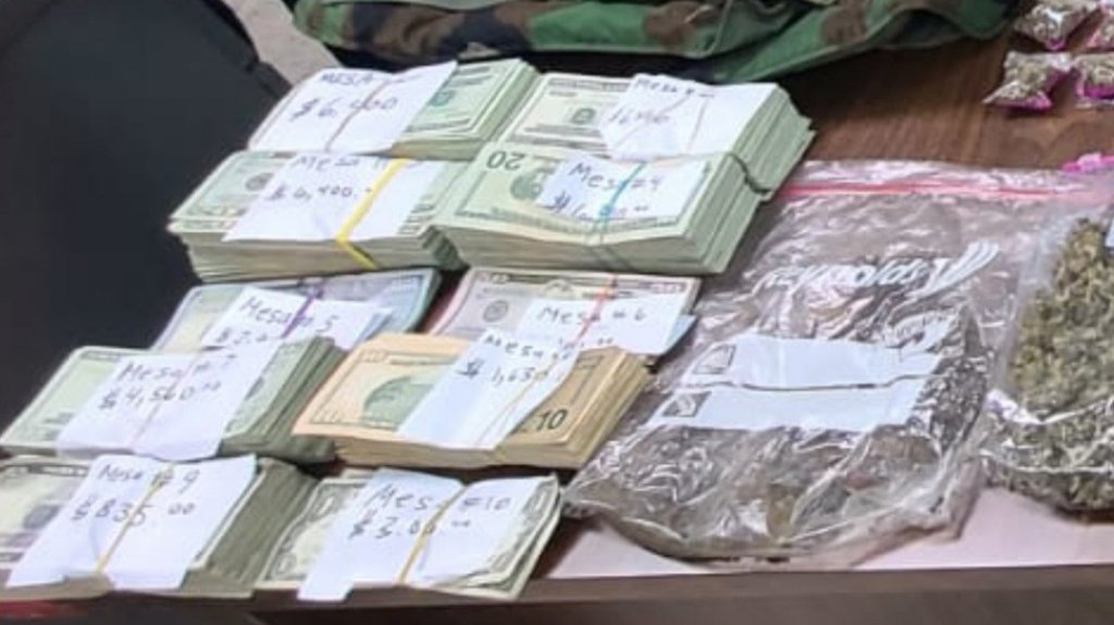  Allanamiento en vivienda de Maricao permite la ocupaci&oacute;n de casi 40 mil d&oacute;lares en efectivo, un rifle, dos pistolas, municiones y drogas 