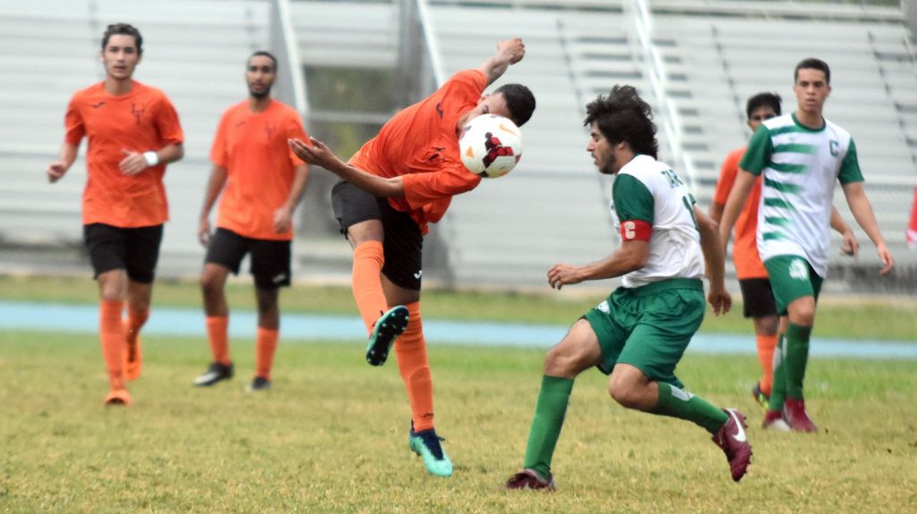  Tarzanes suman su s&eacute;ptima victoria en el f&uacute;tbol universitario 
