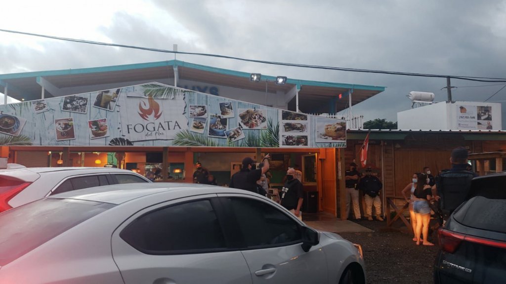  Fotos: Polic&iacute;a llega hasta Lechonera y negocios en Cabo Rojo que incumpl&iacute;an orden ejecutiva 