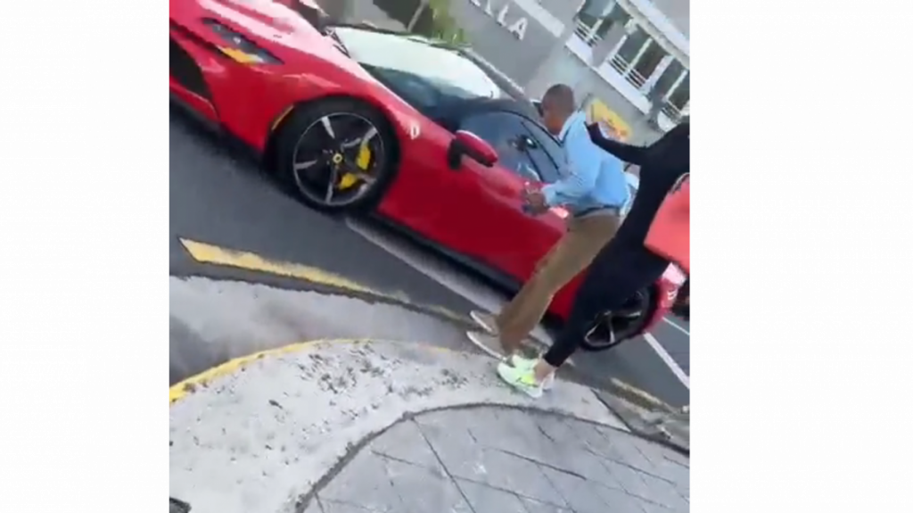  Video: Conductor de un Ferrari se queda dormido en medio de la calle en Condado 