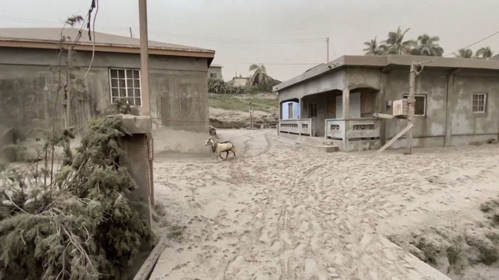  VIDEO: La isla de San Vicente se ti&ntilde;e de gris por la ceniza tras las erupciones de La Soufri&egrave;re 