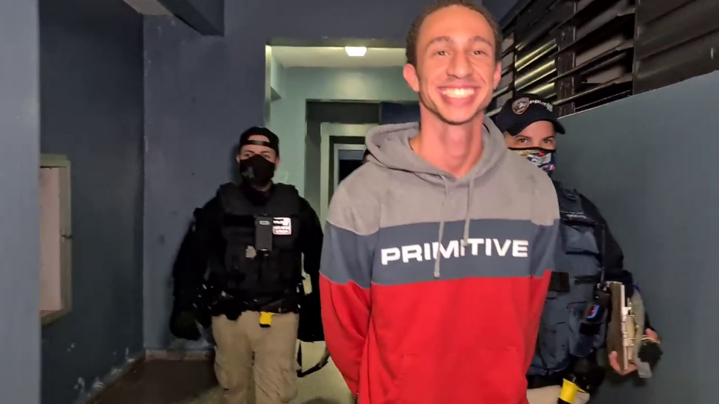  Video: Con &ldquo;Sonrisa Colgate&rdquo; y d&aacute;ndole gracias al sistema, un arrestado con marihuana en Bayam&oacute;n 