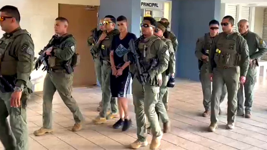  Video del momento que llevan arrestado uno de los sospechosos de asesinato del maestro retirado en Cayey 