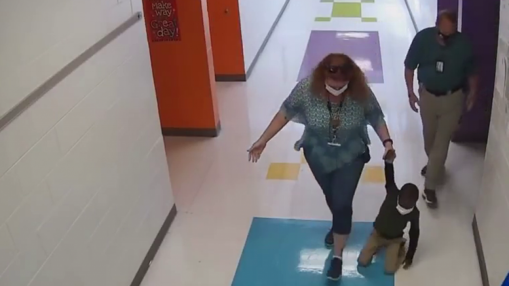  (VIDEO) &ldquo;Como un mu&ntilde;eco de trapo&ldquo;: Arrastran a un ni&ntilde;o de seis a&ntilde;os por los pasillos de una escuela en EE.UU. 
