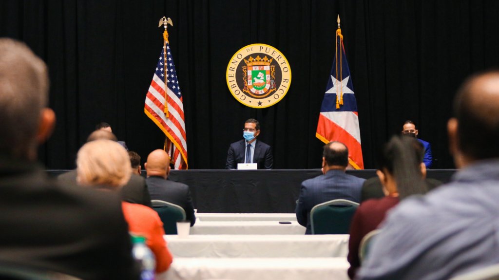  Gobernador anuncia $100 millones para los municipios 