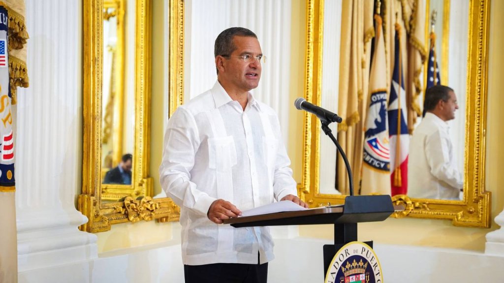  Gobernador entrega pagos salariales retroactivos a empleados del DSP 