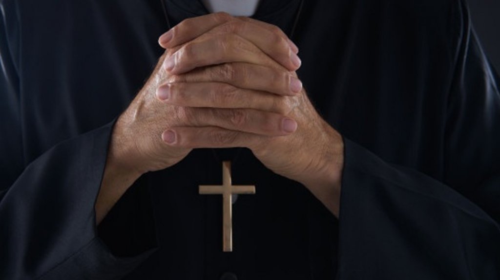  Asaltan sacerdote en plena iglesia de Aibonito y le roban el dinero de la ofrenda 