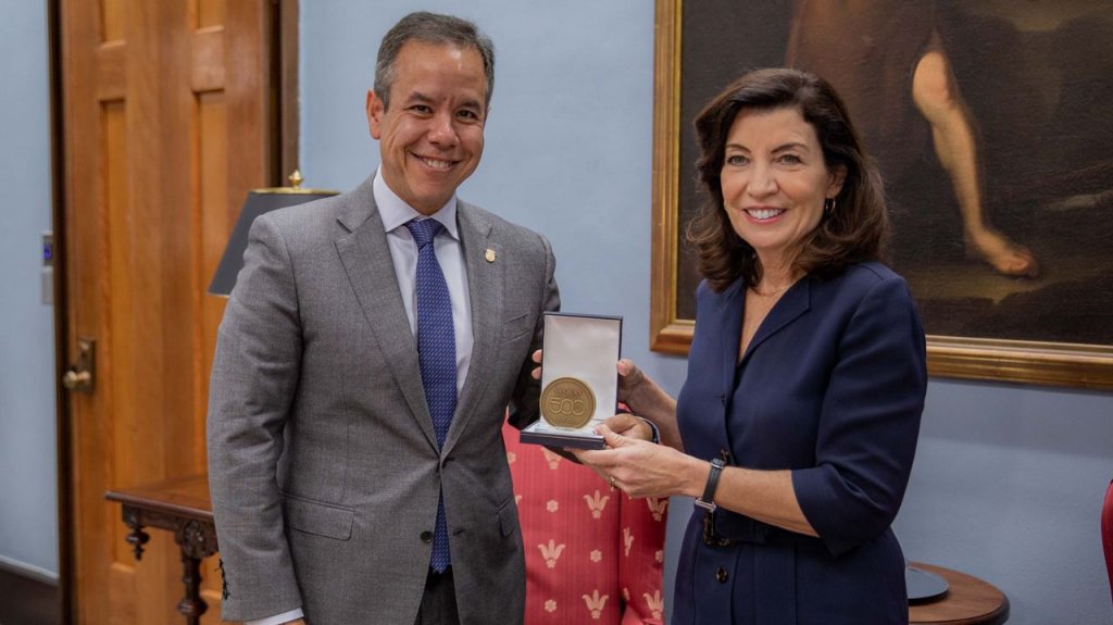  Gobernadora neoyorquina recibe medalla conmemorativa de los 500 a&ntilde;os de San Juan 