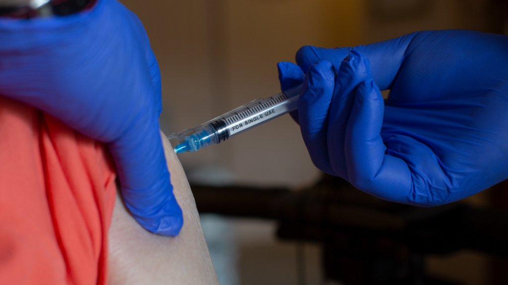  FDA da luz verde a la reanudaci&oacute;n del uso de la vacuna de Johnson&Johnson 