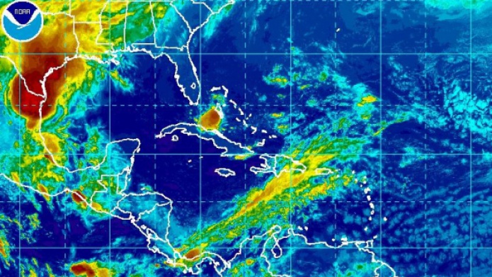 Nublado y brumoso, con actividad de lluvia limitada.
