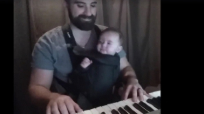 Video: Padre duerme a su bebe con tan solo el sonido del piano 