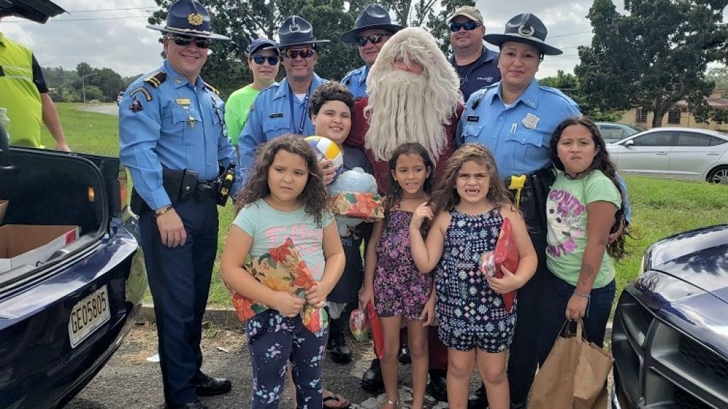  Polic&iacute;a de Mayag&uuml;ez reparte junto a Santa regalos y dulces a ni&ntilde;os en las carreteras 