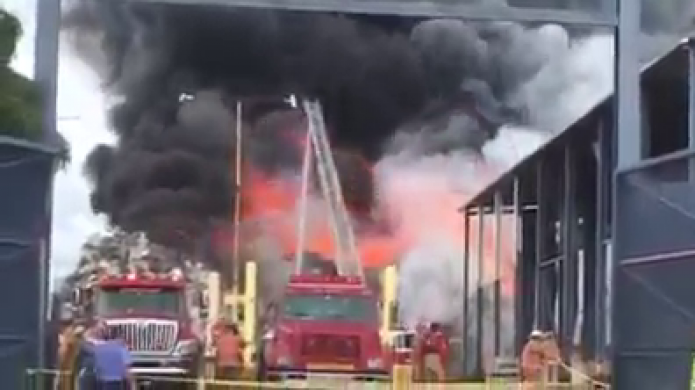 Video: Incendio de grandes proporciones en planta de reciclaje de metal en Salinas 
  
