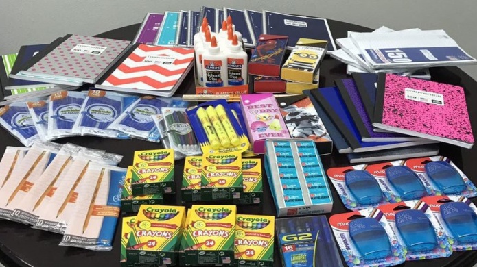 Empleados Fondo de Seguro donan 8.200 artÃ­culos escolares