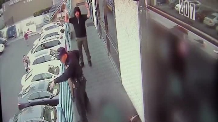 Video: Hombre es captado en cÃ¡mara atacando violentamente a una mujer con martillo en California