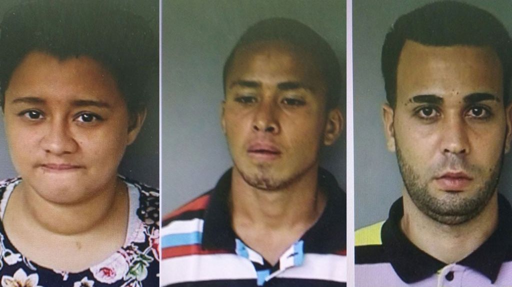  Arrestan dos hombres y una mujer que se pasaban robando en residencias de Lajas 