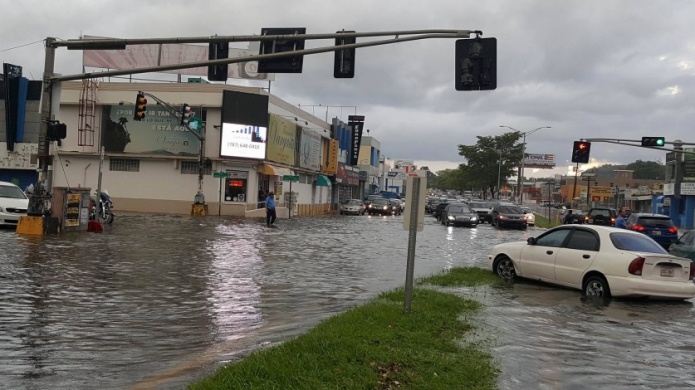 Fotos:  Solo "Tres Gotas de lluvia" y Puerto Nuevo se convirtiÃ³ en un rio 
