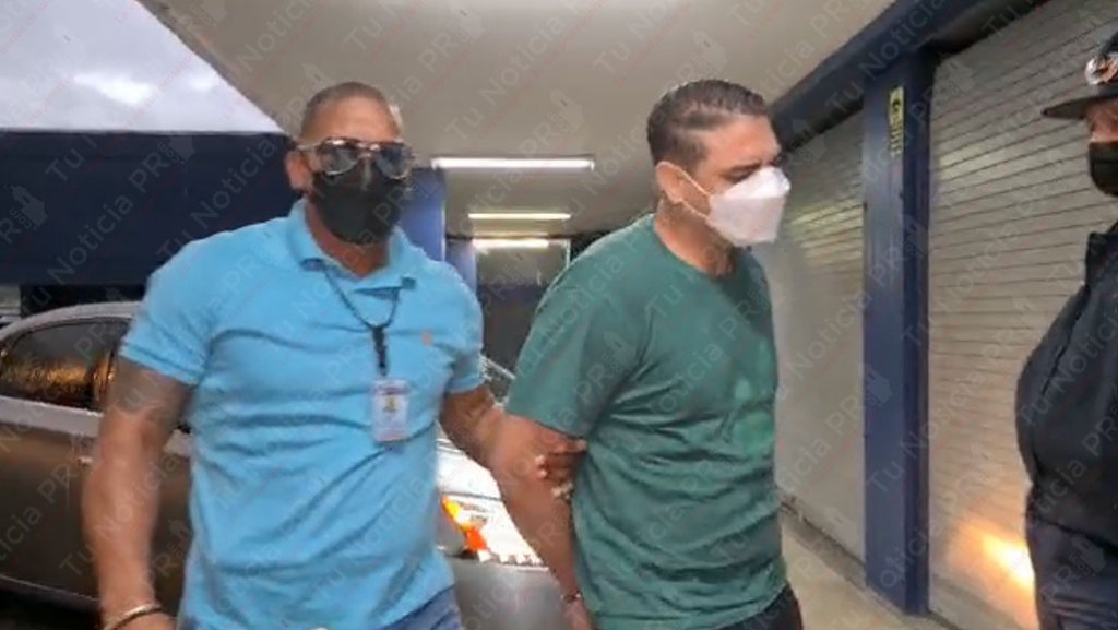  Video: Llega esposado al cuartel general el novio de la Taina luego de entregarse por ley 54 